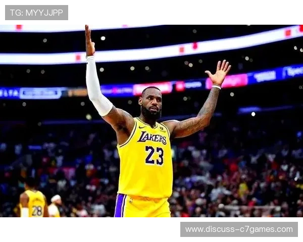 《NBA季后赛激战正酣 詹姆斯带领湖人强势崛起》