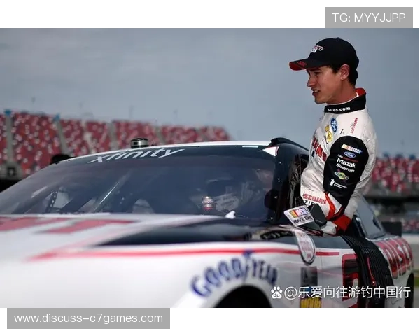 F1赛车大奖赛新赛季开幕 车队与车手全新挑战激烈角逐